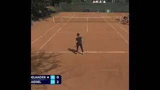 VERGONZOSO. Juega un partido profesional y no sabe jugar al tenis