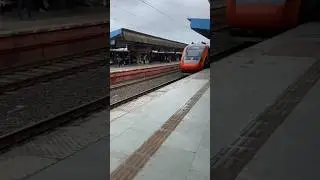 Vande Bharat ! Palghar station ! High speed train passing by ! Mumbai ! shorts