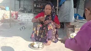 दोस्तों हमारी मम्मी खाना खा रही है आप लोग भी खा लीजिए