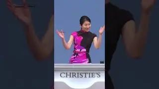 Christie佳士得拍賣女神&mdash;&mdash;陳良玲身穿SPARKLE COLLECTION摩登旗袍【TERRAZZO】拍賣清乾隆粉青釉水龍紋梅瓶！