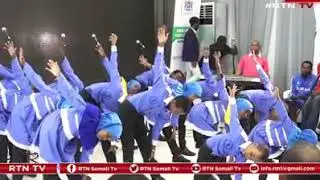 carruurta boliiska somaliyeed oo wacdaro ku soo bandhigay shirweynaha dhallinyarada qalanka