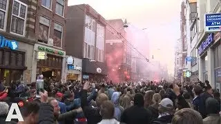Stoet van supporters door binnenstad
