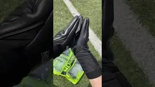🖤 𝐀𝐋𝐋 𝐈𝐍 𝐁𝐋𝐀𝐂𝐊: 𝐒𝐈𝐑𝐈𝐔𝐒 𝐁𝐋𝐀𝐂𝐊 𝐔𝐆𝐓+ &spades;️ #n1 #goalkeeper #gloves #football #gk