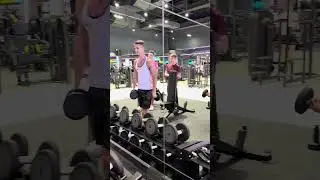 Подъём гантелей на битцепс, сидя.