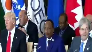 Trump gives the middle finger like a 10 year old!! Hilarious