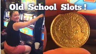 Old School PENNY SLOTS ( 1 CENT BETS ) & Slots that PAY IN COINS Still Exist in Vegas!