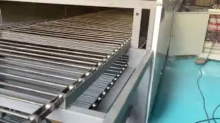 Tunnel style hot air circulation oven, suitable for drying cakes, bread, and cookies.