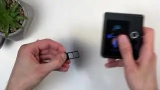 ZTE Nubia Flip 2 &mdash; как вставить SIM-карту и SD-карту