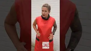 #Isi's roter #Nylonkitteltraum &ndash; #Raschelig, schick & selbstbewusst! 🔥👗