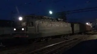 2ВЛ60К-511 с грузовым поездом