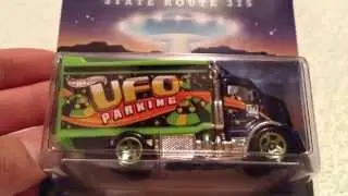 Hot Wheels UFO Hiway Hauler 2! (HW Road Trippin' Series)