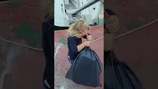 Мусор в марине....