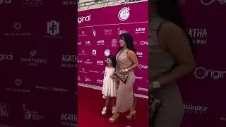 Carolina Sandoval y su hija en la alfombra roja.