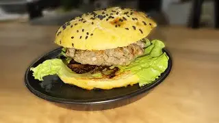 Burger with chopped beef and sun-dried tomato yogurt sauce