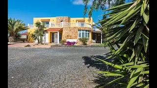 Spectacular villa with attached house for sale in El Roque