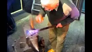 Hendrik Smit bezig met staal splijten. Smederij De Hoehamer te Elburg