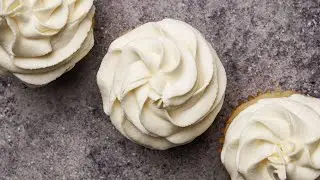 Stabilized Whipped Cream Frosting Recipe with Mascarpone (5 Minutes)