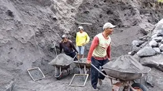 This is how manual miners look for black sand, the process of separating rock and black sand
