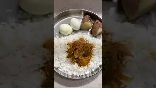 Lunch Recipe | Rice Karuvadu Kuzhambu Egg #shorts #shortsfeed #shortsvideo #tamilshorts #food #lunch