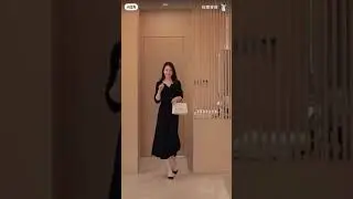 Fashion Show - Smiling and Pretty Chinese Model 秋意穿搭 with Trendy Chinese Pop Music 20