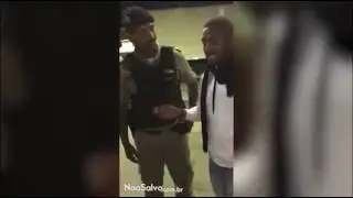 NEGO DO BOREL E ABORDADO PELA POLICIA MAS RESOLVE TUDO NA RIMA VEJA !!