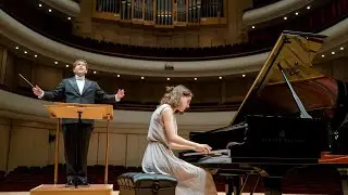 A Modest Woman Ignored at the Piano Recital, Until Her First Melody Left the Maestro Stunned