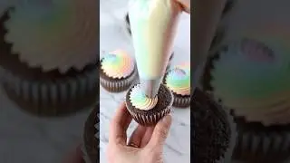 Кексы с радужными завитками! 🧁 #декорированиетортов #шорты