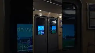 Nejstar&scaron;&iacute; souprava metra (EČs) a nejnověj&scaron;&iacute; reklamn&iacute; syst&eacute;m v metru (LED p&aacute;sky v tunelu)