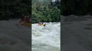 Seru Banget Arung Jeram Terbaik Di Dunia 🚣&zwj;♂️ #arungjeram #arungjeramasahan #rafting  #shorts