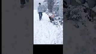 बर्फ़ में भीख मांग रहा है 😂#funny #comedy #viral #shorts