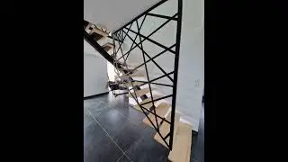 Escalier m&eacute;tal bois avec limon central non d&eacute;billard&eacute; avec marches en bois et gardes-corps design