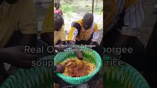 Seen in #Liberia 🇱🇷 this is how you eat together 💪🏾