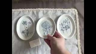 Piattino portasapone ovale forato in Ceramica Botanica, Fiori Impressi dipinti in Blu, Fatto a Mano
