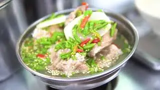 Hot & Spicy Pork Neck Bones Soup (Lang Zaap) Street Foods Thailand - เล้งแซ่บ