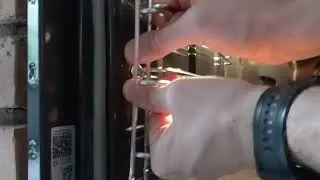 Comment retirer d&eacute;licatement les grilles lat&eacute;rales sur four Electrolux ? Tuto