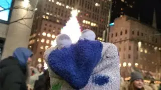 Кукла-мишка посетила рождественское мероприятие в Нью-Йорке!🎄