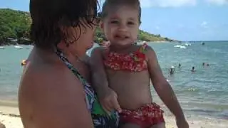 Vovó arrumando os cabelos de Bia na Praia de Suape PE