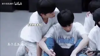 【文轩】好喜欢嘟嘟嘴偷亲 哪有那么多巧合啊 再磕不到就不礼貌了#宋亚轩 #劉耀文 #cp #文轩