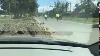 Tuk tuk driver fights two traffic police officers in Kenya