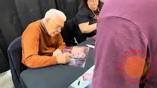 TOM ATKINS OF HALLOWEEN III SIGNS AUTOGRAPHS FOR FANS AT CONVENTION