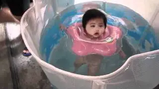 Zwyneth 1st swimming lesson ~~alone by herself~~18.06.2011