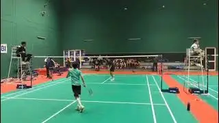 Badminton kids match smashes 