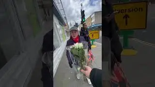 Дарите улыбки пожилым людям с помощью цветов 🌺