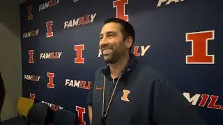 Illini tight ends coach Robbie Discher