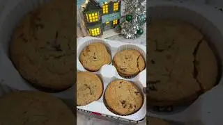 David&rsquo;s Cookies Happy Holidays Chocolate Chunk Cookie Tin! 🍪 #shorts #asmr #holidaysonshorts