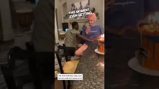 Он получил свой первый праздничный торт после того, как его усыновили ❤️👏