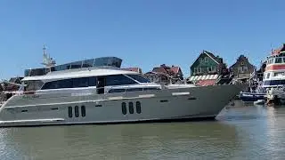 Boot Perikelen in de haven van haven Volendam