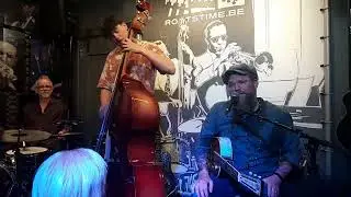 Robbert Duijf in The Livingroom - Trouble Will Soon Be Over