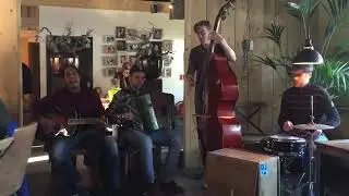 Marktkoopman speelt op de Nistel