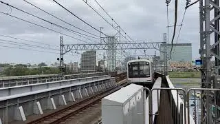 Denentoshi-line train passing through Futagoshinchi station
